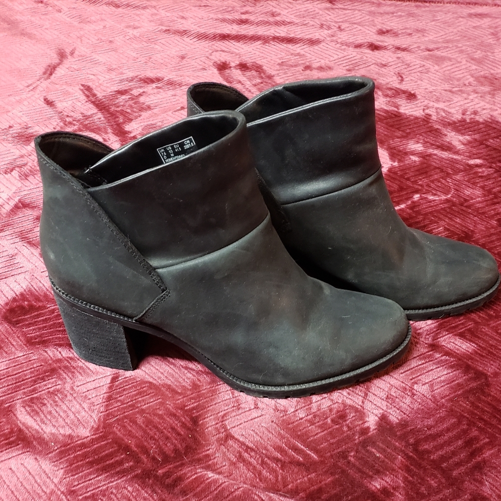 Clark's black boots size 10, stylish comfortable
